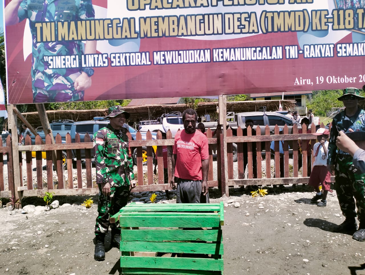 Tingkatkan Kesejahteraan Masyarakat Airu, Dandim 1701/Jayapura Serahkan Bantuan Bibit Ternak Babi