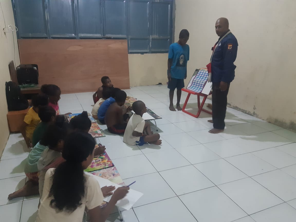 Bhabinkamtibmas di Jayapura Aktif Gelar “Gabus” untuk Hapus Buta Aksara