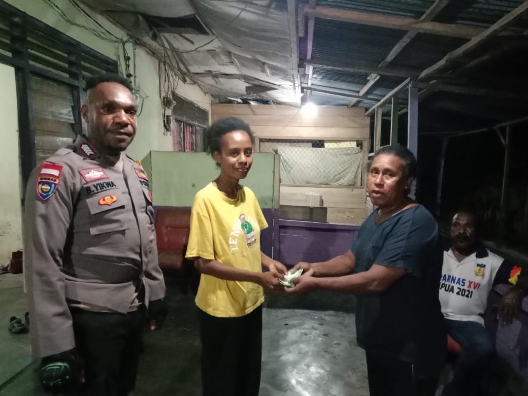 Bhabinkamtibmas Mediasi Konflik Antara Pemilik Sapi dan Petani Pisang di Keerom