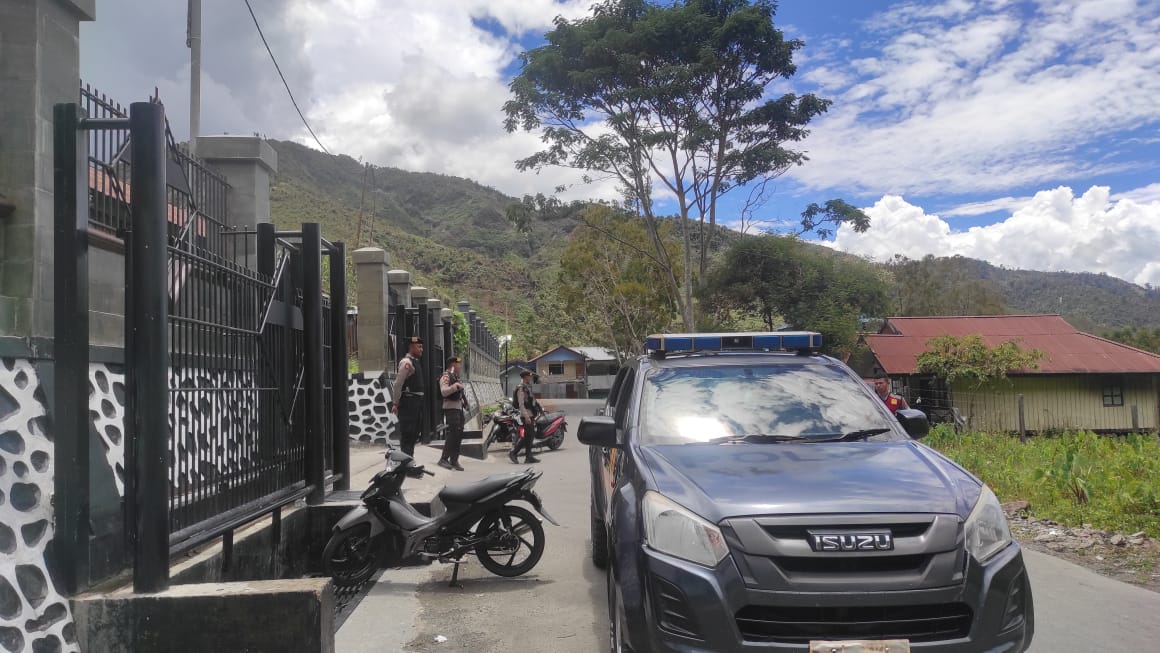 Hadirkan Keamanan Dalam Ibadah Minggu, Sat Samapta Polres Puncak Jaya Gelar Patroli Dialogis Diseputaran Gereja