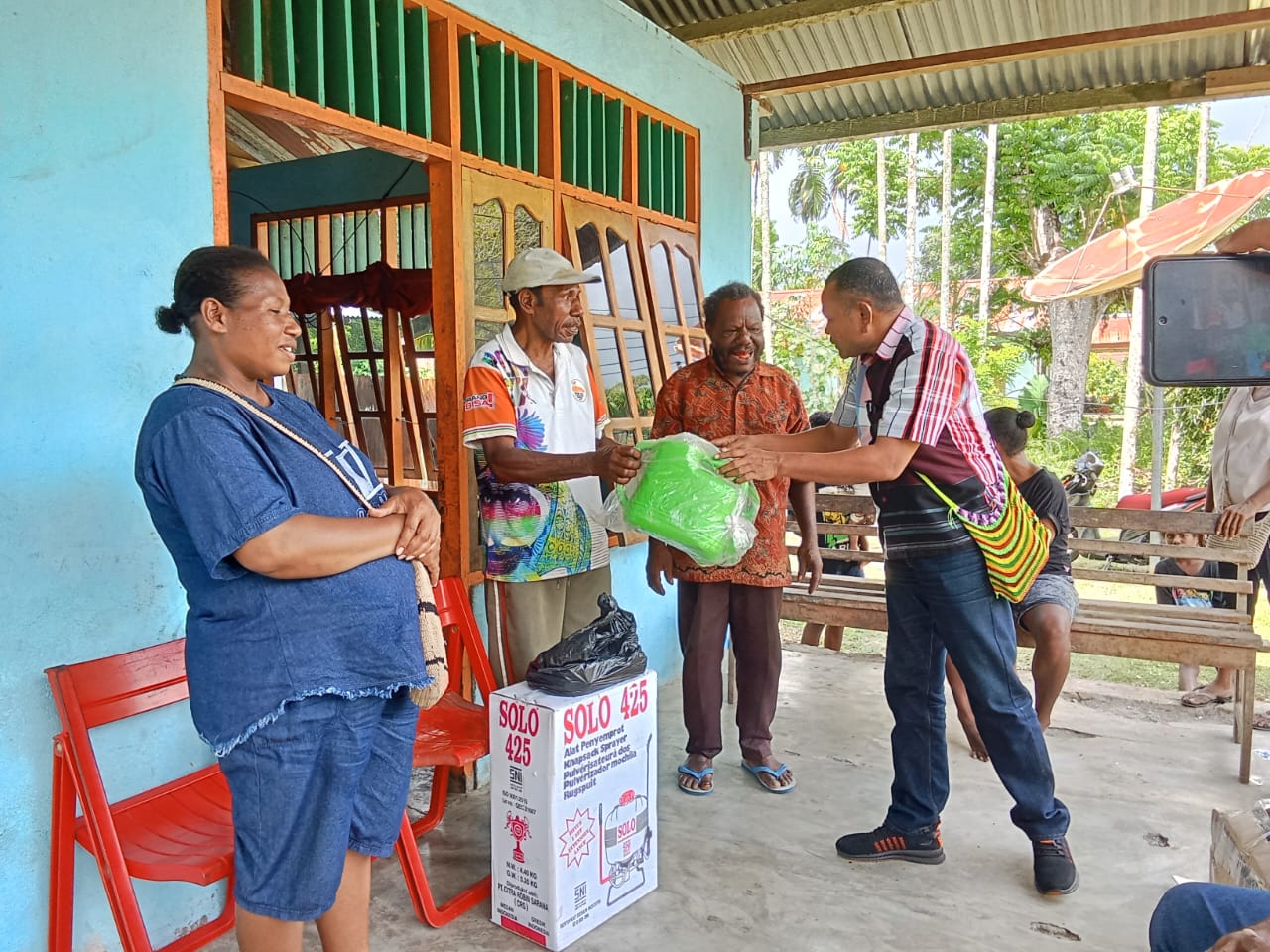 Cooling System Bersama Para Petani, Polda Papua Bagikan Bantuan Alat dan Obat-obatan