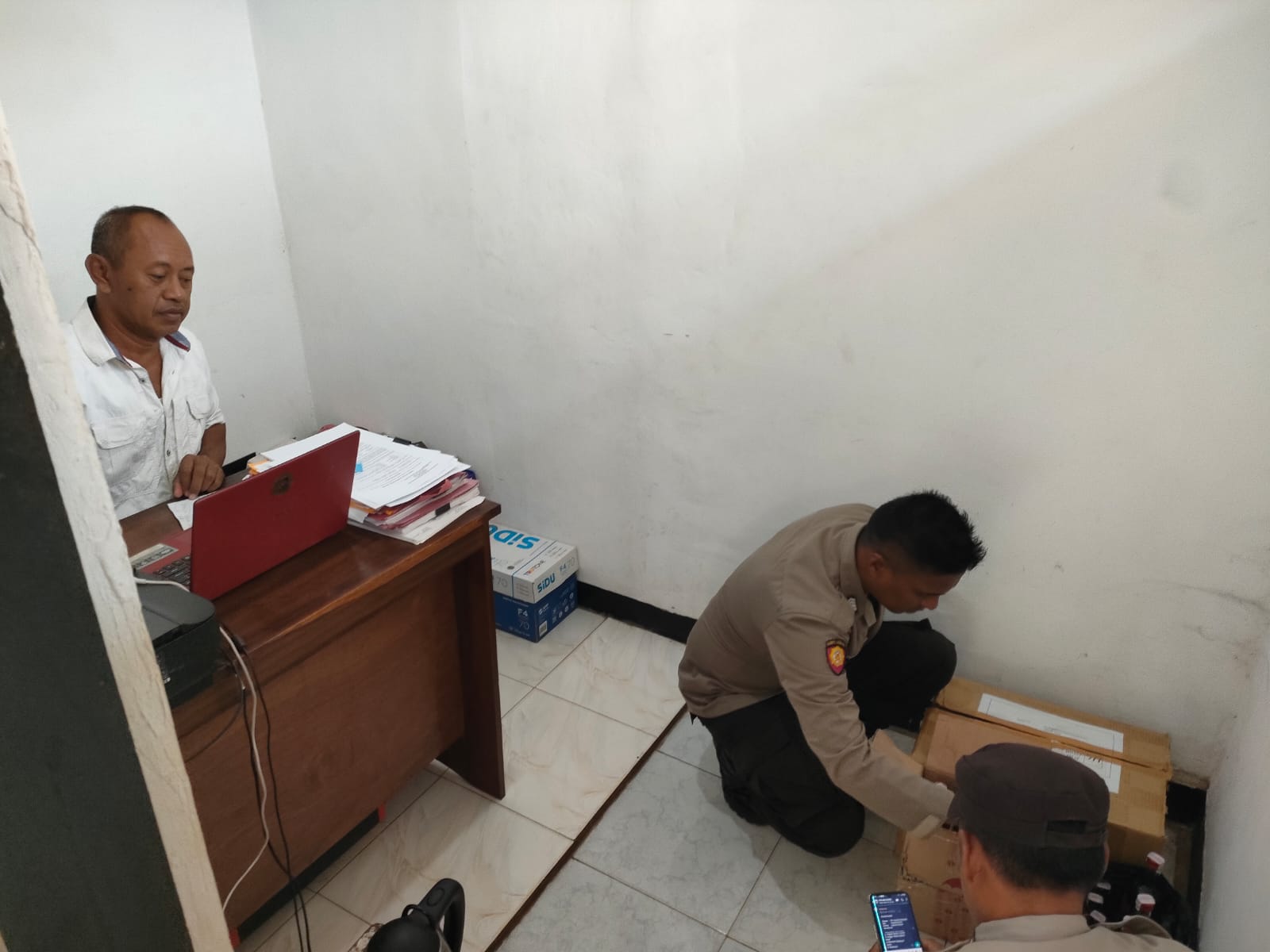 Razia Sukses, Polsek Kurik Sita Puluhan Botol Miras Ilegal di Kampung Rawa Sari