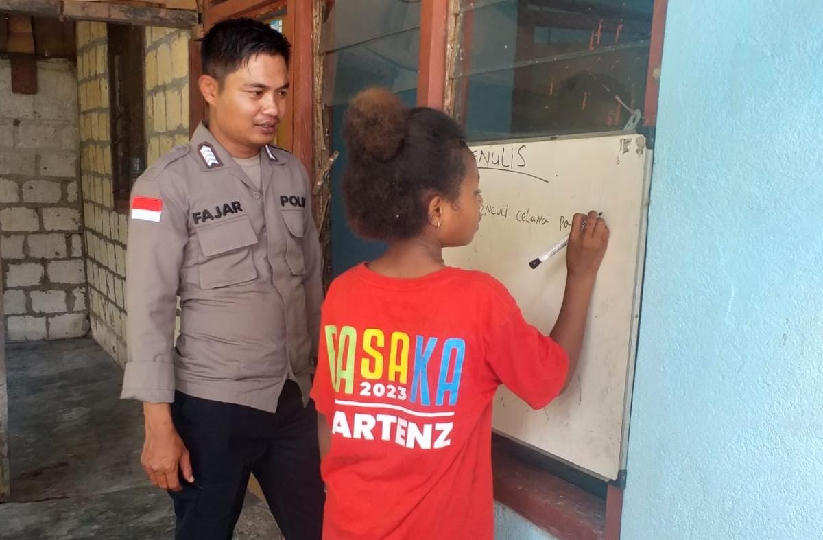 Berikan Pelajaran Wawasan Kebangsaan, Personil Sat Binmas Turun Langsung di Kampung Koya Koso