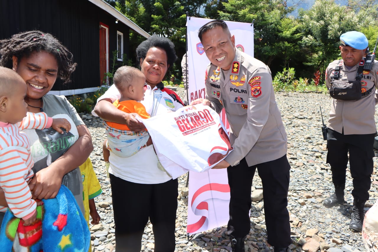Peringati 33 Tahun Pengabdian AKABRI, Polres Puncak Jaya Gelar Bakti Sosial