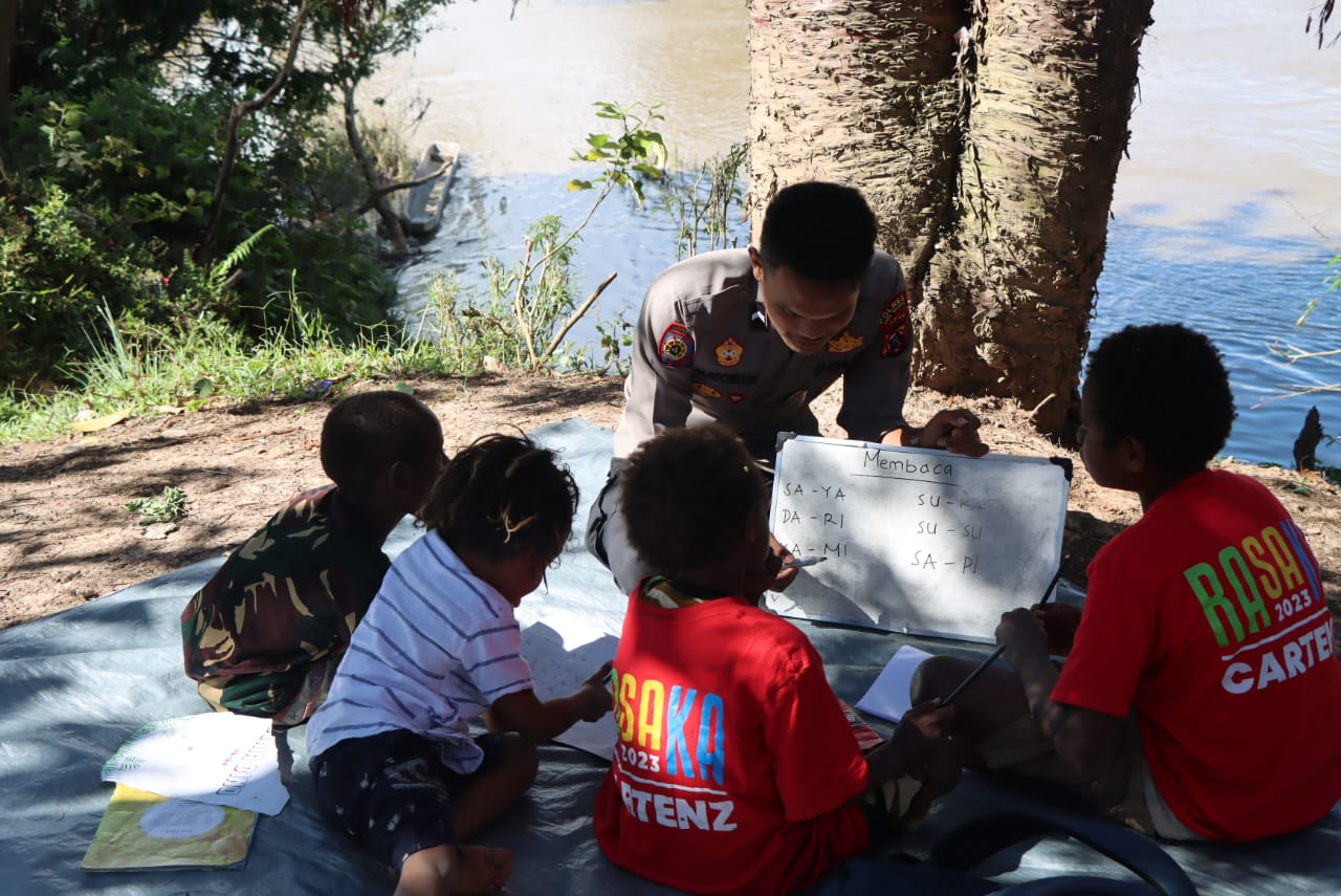 Satgas Binmas Ajarkan Membaca dan Berhitung di Kampung Kama, Jayawijaya