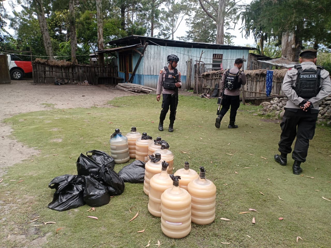 Polres Jayawijaya Amankan Miras Lokal Jenis Ballo di Jalan Yos Sudarso Wamena