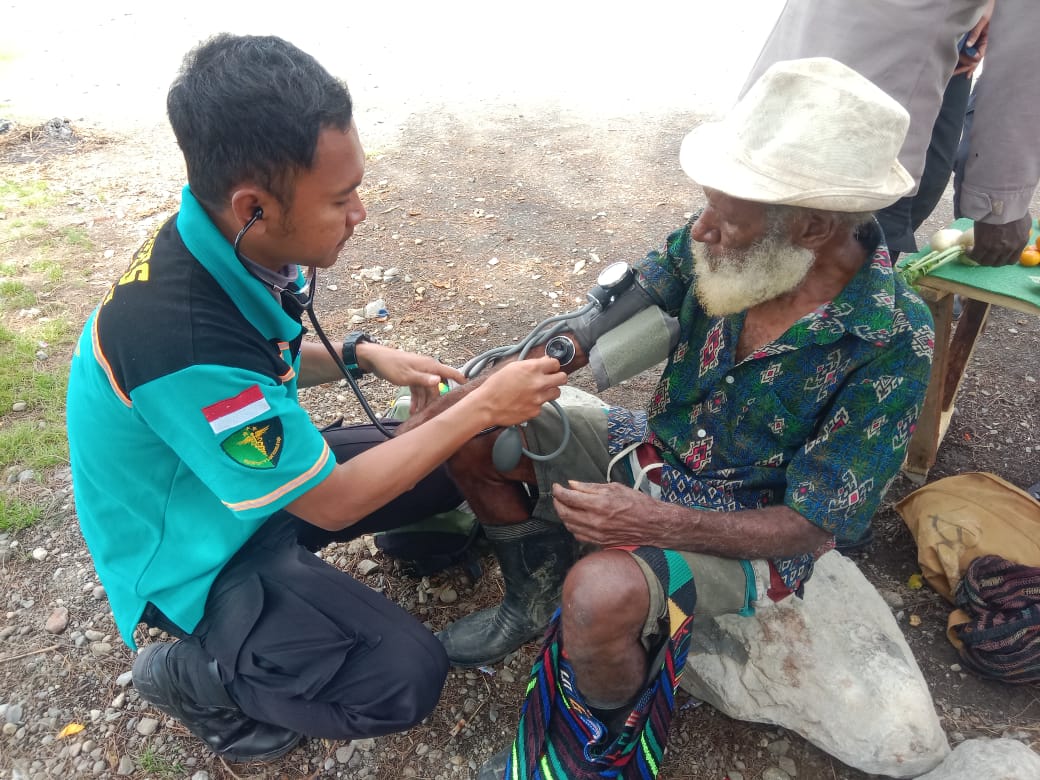 Tak Henti Hentinya, Tim Medis Polri Berikan Pelayanan Kesehatan Kepada Masyarakat Di Puncak