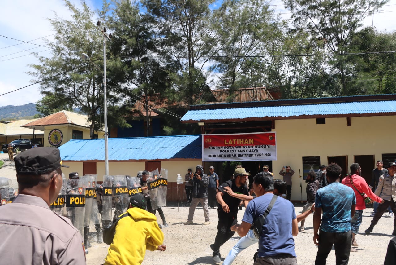 Polres Lanny Jaya Bangkitkan Kesiapan Pemilu 2024 dengan Latihan Simulasi Sispamkota