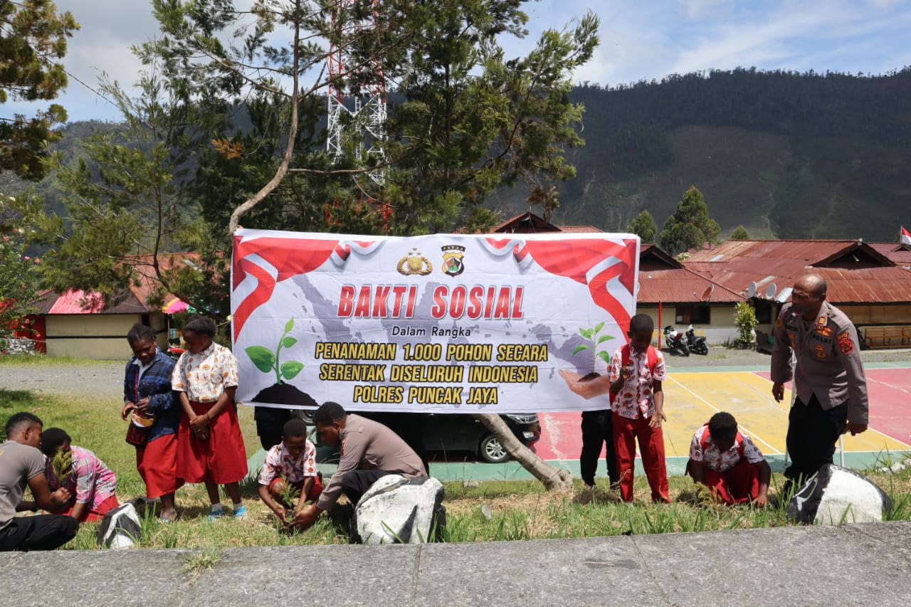 Lestarikan Alam, Polres Puncak Jaya Ajak Anak-anak Tanam Pohon di Depan Mako Polres