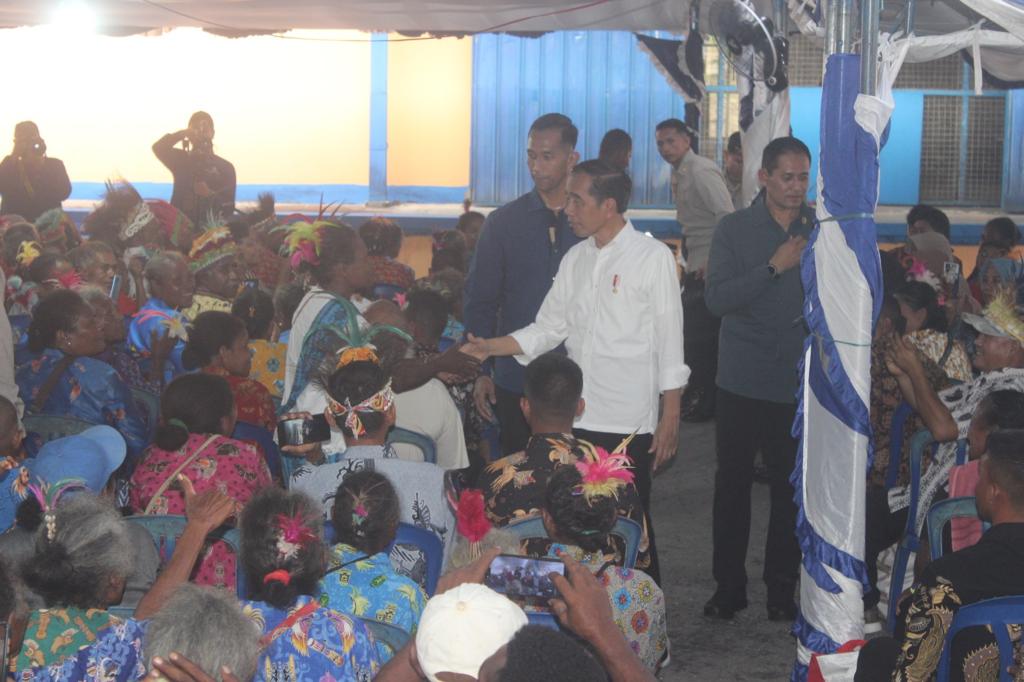 Didampingi Kapolda Papua, Presiden Jokowi Serahkan Bantuan Pangan di Biak Numfor