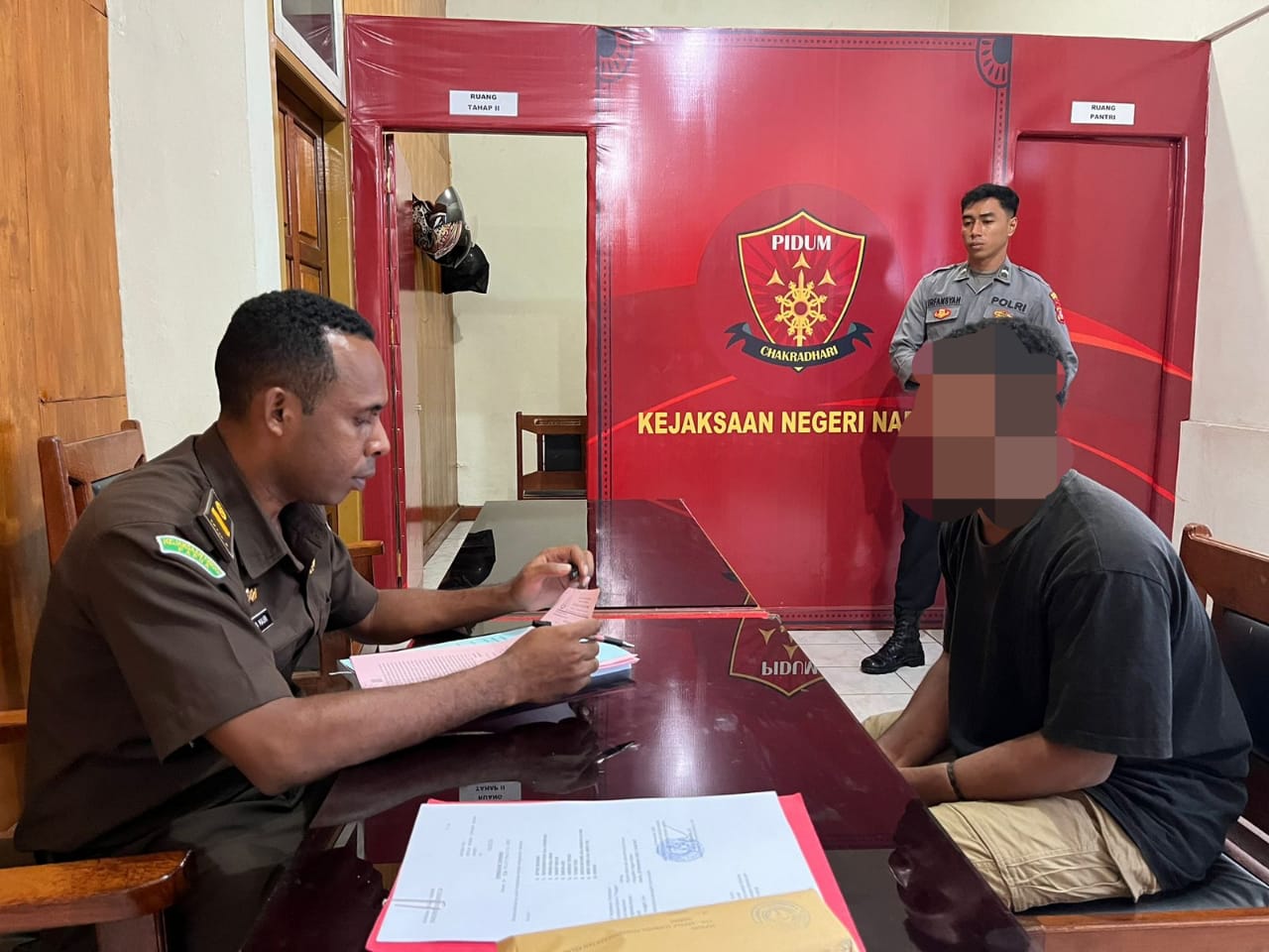 Penyerahan Tersangka Pengeroyokan dan Barang Bukti ke Kejaksaan Negeri Nabire