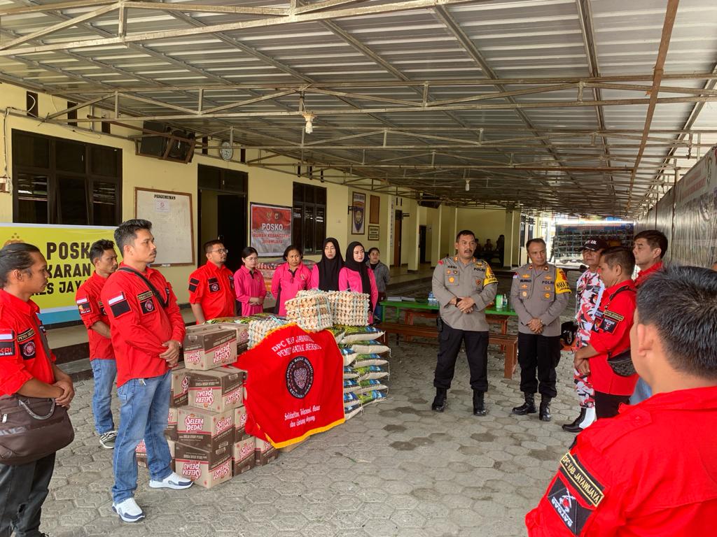 Kapolres Jayawijaya Terima Bantuan dari Mitra Polri dan Paguyuban untuk Korban Kebakaran