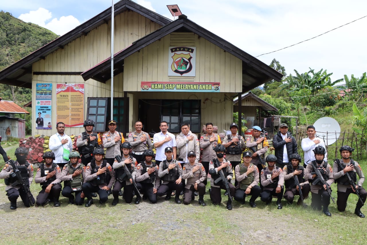 Cek Kesiapan Personel Jelang Pemilu 2024, Kapolres Puncak Jaya Dampingi Dir Intelkam Polda Papua Kunjungi Pos TNI-Polri