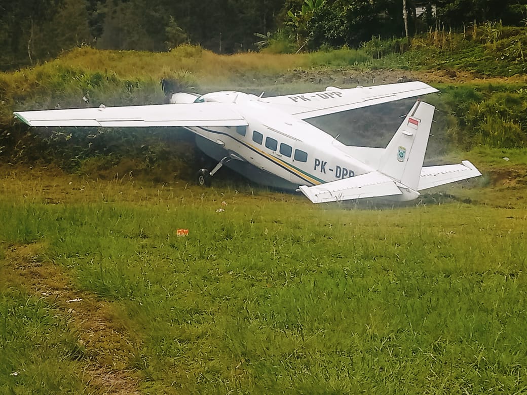 Pesawat Terbang Tabrak Bukit Saat Mendarat di Lapangan Terbang Pogapa, Kapolres Intan Jaya: Tidak Ada Korban Jiwa