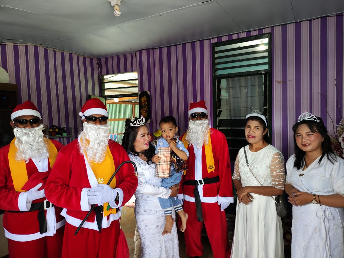 Sambut Natal, Sinterklas Kodim 1702/Jayawijaya Bagikan Bingkisan