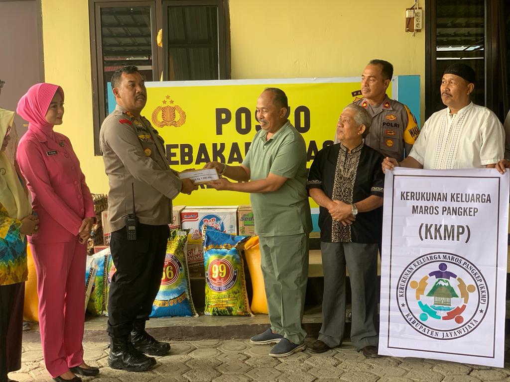 Kapolres Jayawijaya Terima Bantuan Dari KKMP Untuk Korban Kebakaran
