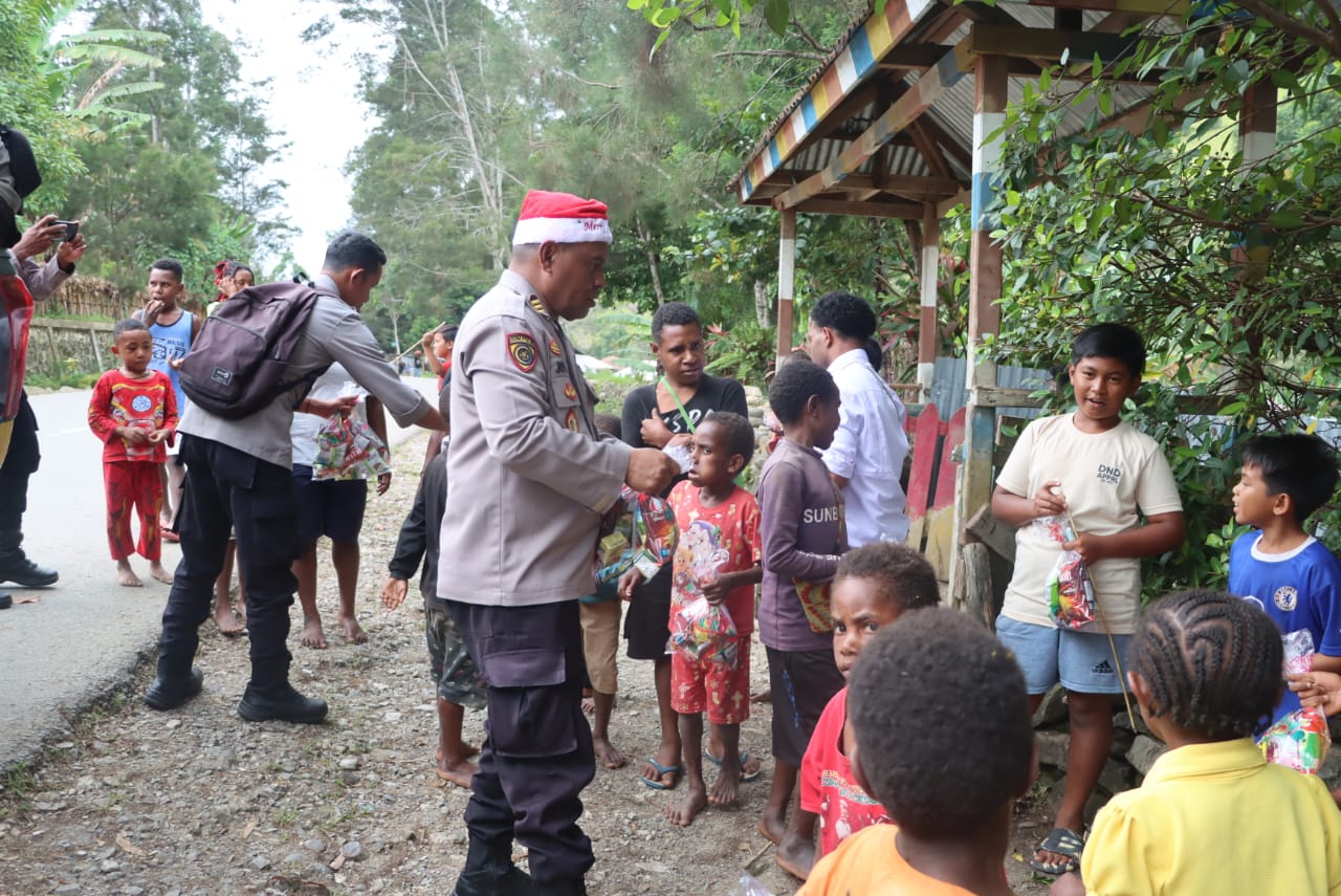 Kasih Natal, Polisi Santa Berbagi 1000 Bingkisan Kepada Anak – Anak Lanny Jaya
