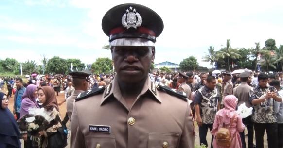Kapolri Penuhi Janjinya, Bripda Karel Dadimo Dilantik Menjadi Anggota Polri