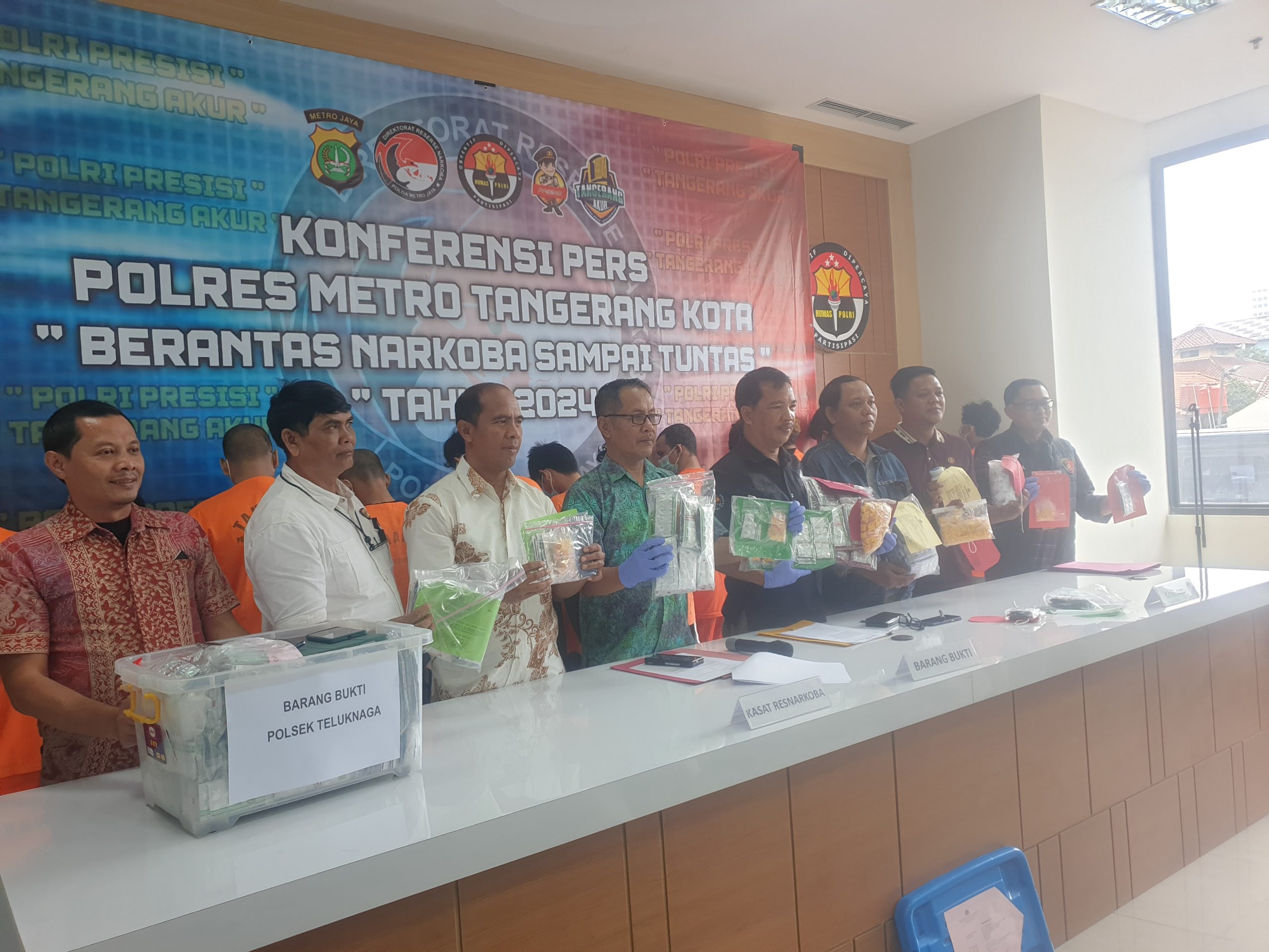 Polisi Sita 30.257 Butir Obat Terlarang dari Toko Kosmetik dan Sembako di Tangerang