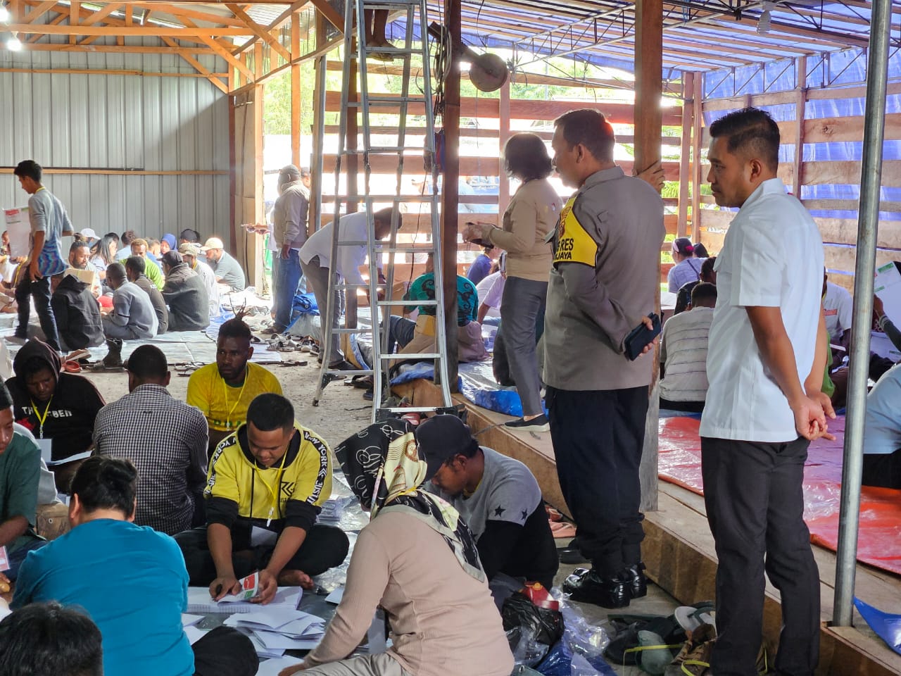 Pastikan Berjalan Aman, Kapolres Jayawijaya Tinjau Langsung Kegiatan Pelipatan Surat Suara