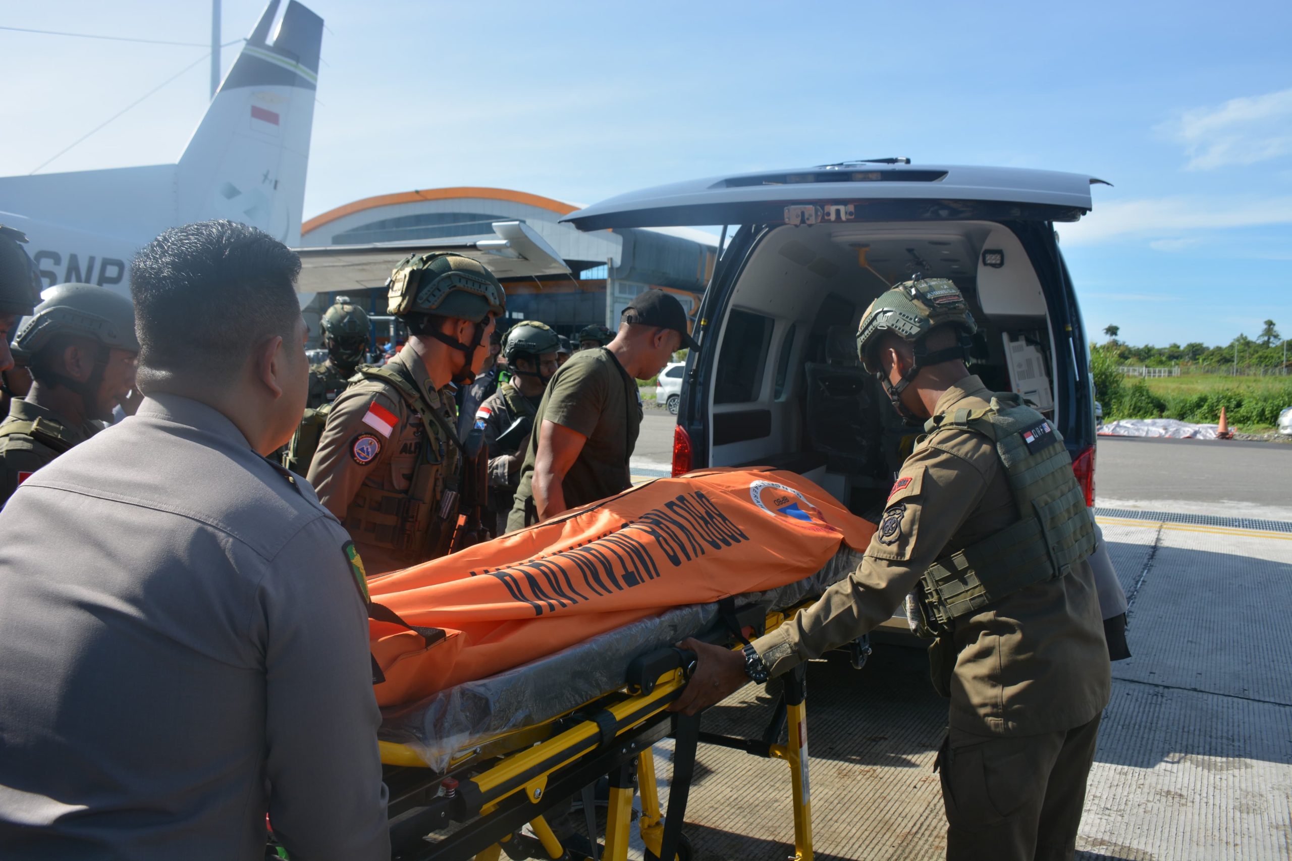 Kaops Damai Cartenz Pimpin Upacara Pelepasan Jenazah Briptu Anumerta Alfando Steve Karamoy di Timika