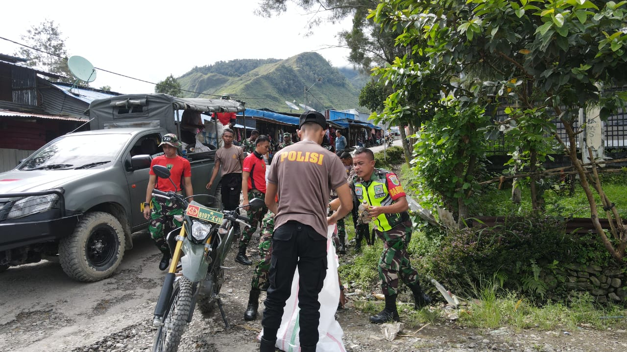 Sinergitas TNI-Polri Dan Masyarakat Jaga Kebersihan Lingkungan Di Karubaga