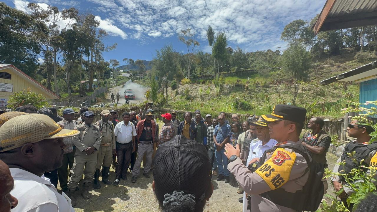 Kapolres dan Pj. Bupati Buktikan Stabilitas Intan Jaya dengan Perjalanan Kaki