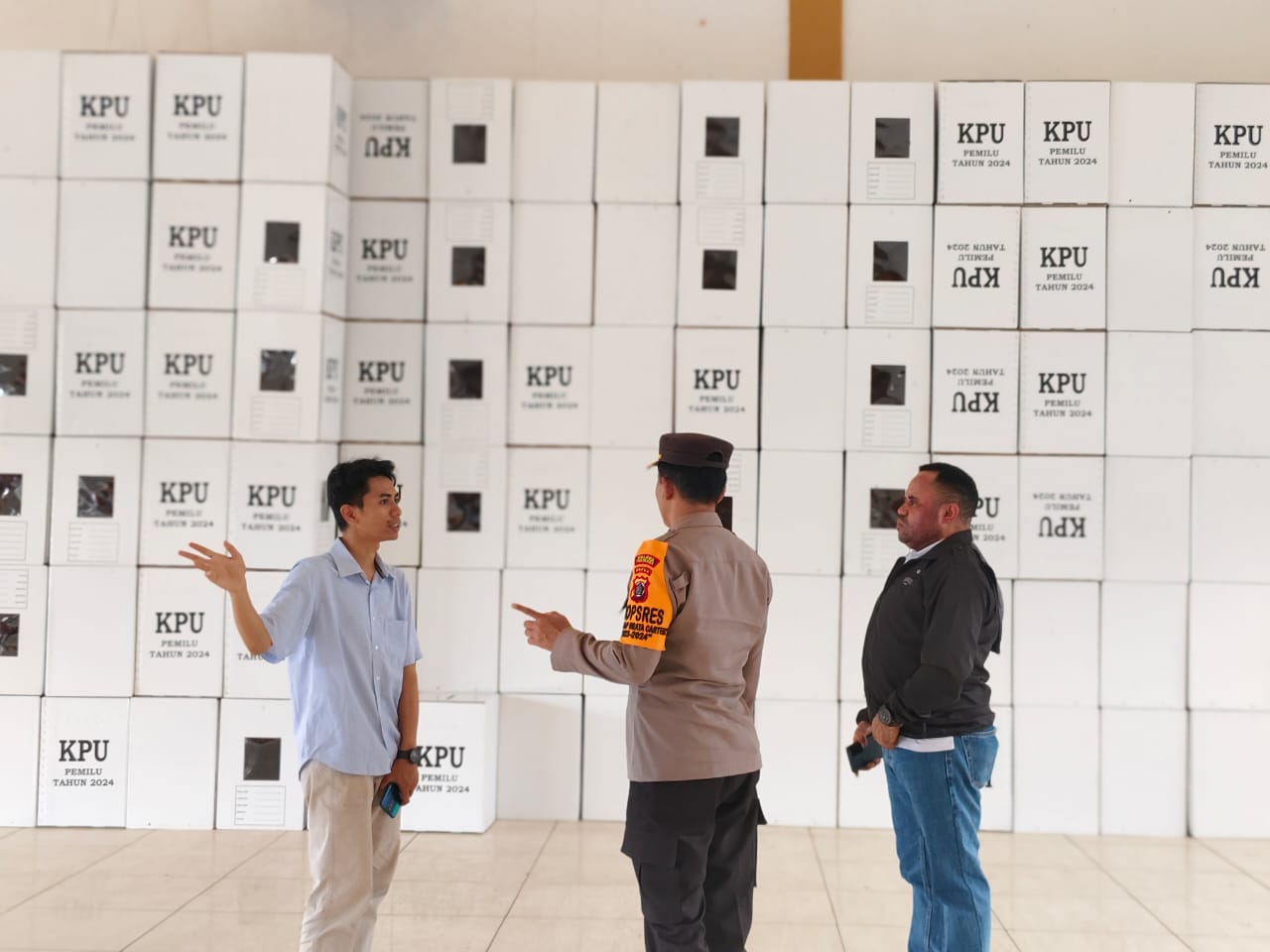 Kapolres Tolikara Dampingi Pj. Bupati Tolikara Tinjau Kelengkapan Logistik KPU Kabupaten Tolikara