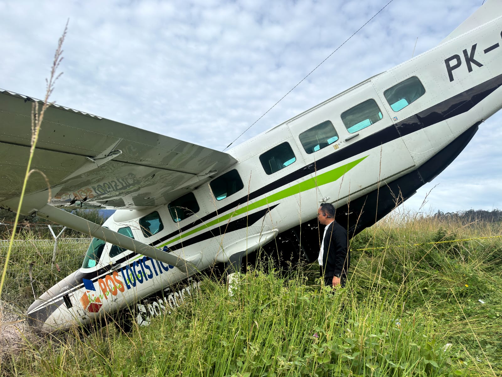 Pesawat Smart Air PK-SNJ Kecelakaan di Bandara Aminggaru, 12 Penumpang Selamat
