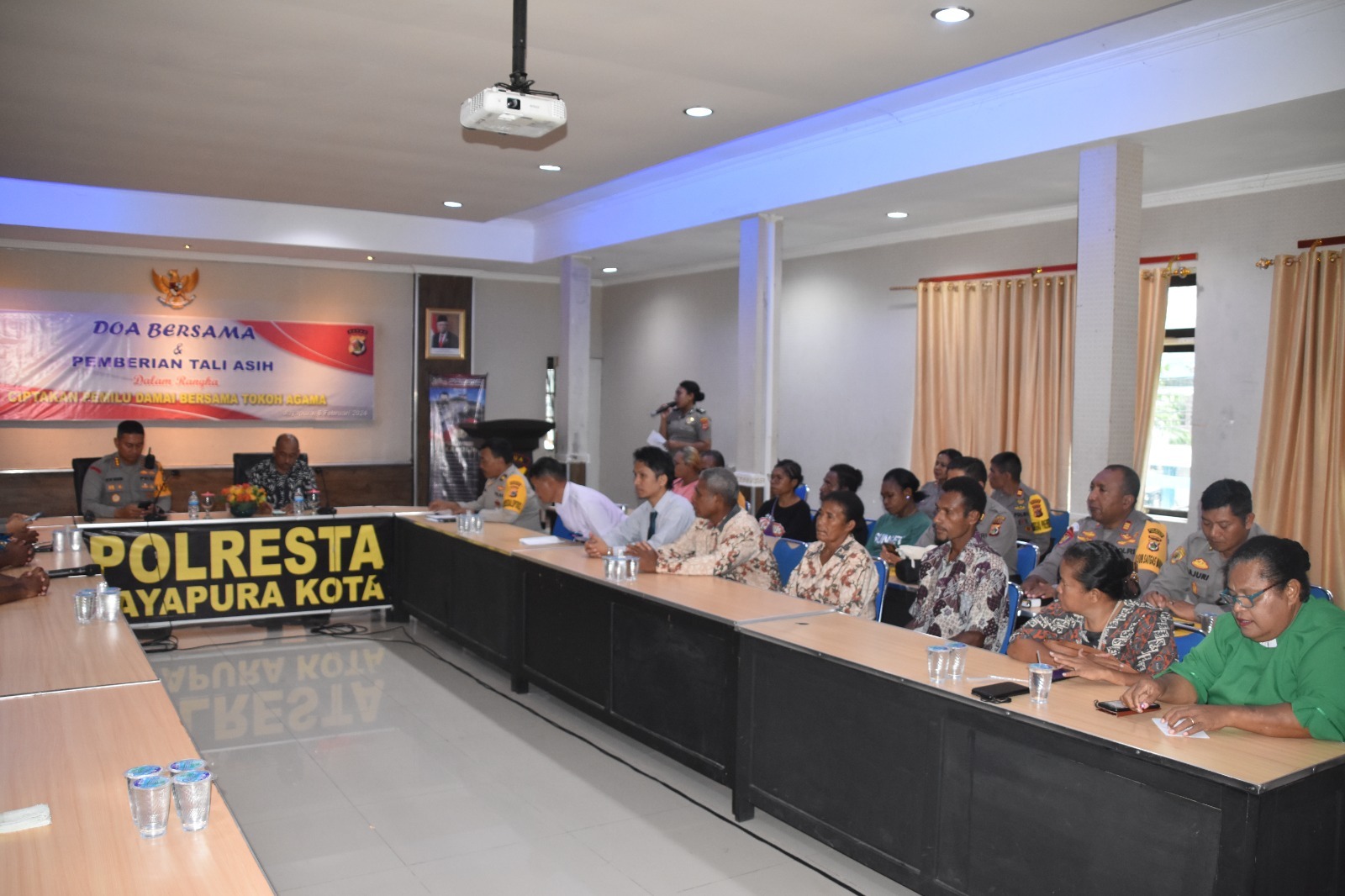 Serahkan Tali Asih Kapolda Papua Kepada Tokoh Agama, Kapolresta “Peran Tokoh Agama Sangat Penting Untuk Kedamaian”