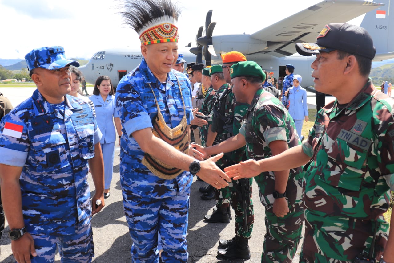 Selamat Datang di Lembah Baliem, Kasdim 1702/Jayawijaya Sambut Kedatangan Kepala Staf Angkatan Udara
