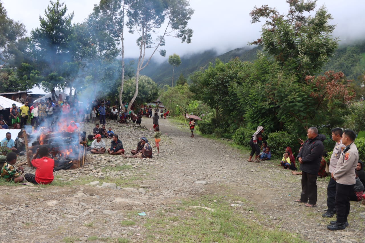 Turut Berduka Cita, Kapolres Puncak Jaya Salurkan Bantuan Duka untuk Keluarga Alm. Alex Enumbi