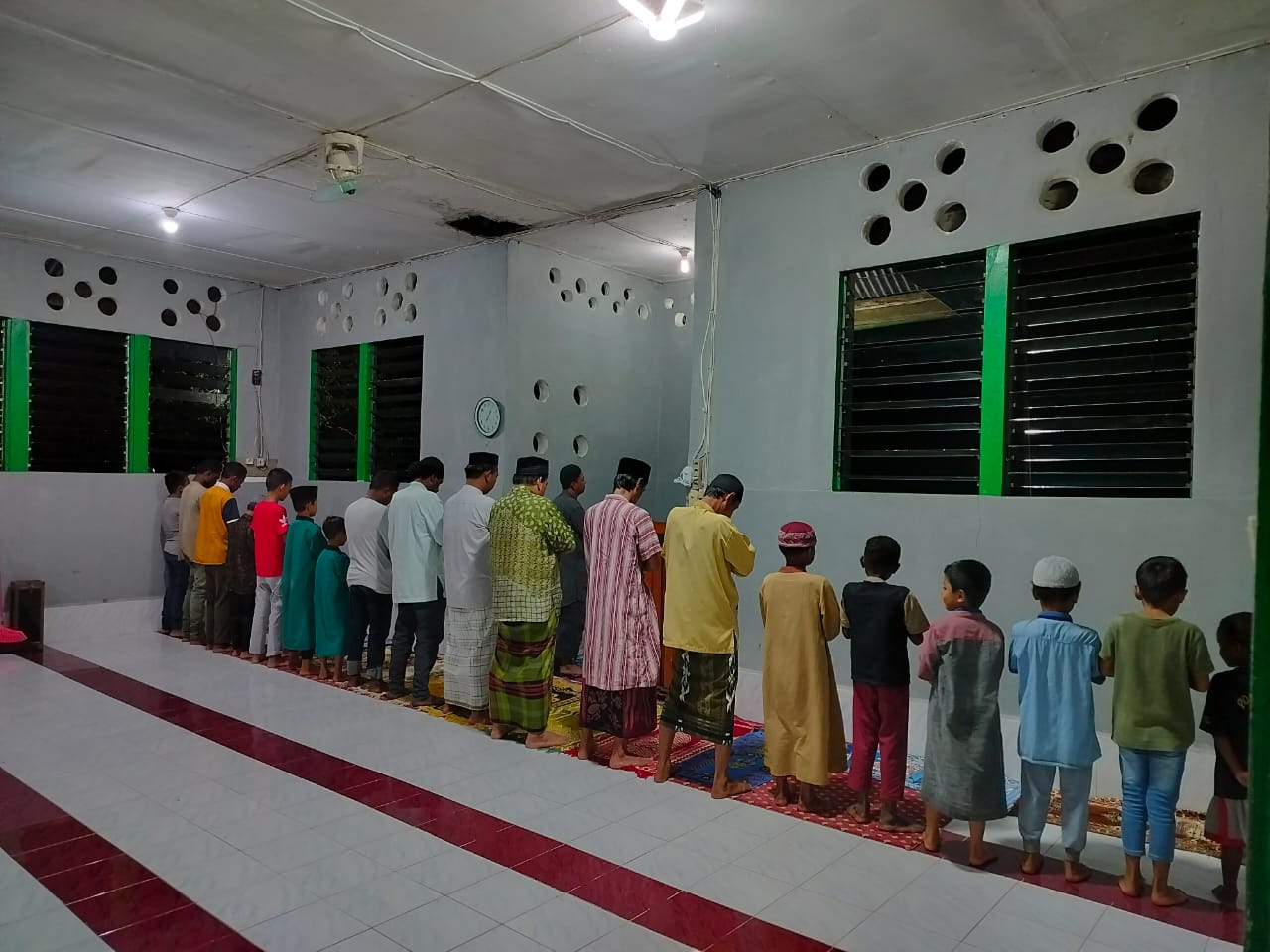 Polsek Kouh Berikan Pengamanan Ketat untuk Ibadah Sholat Tarawih di Masjid AT-Taqwa