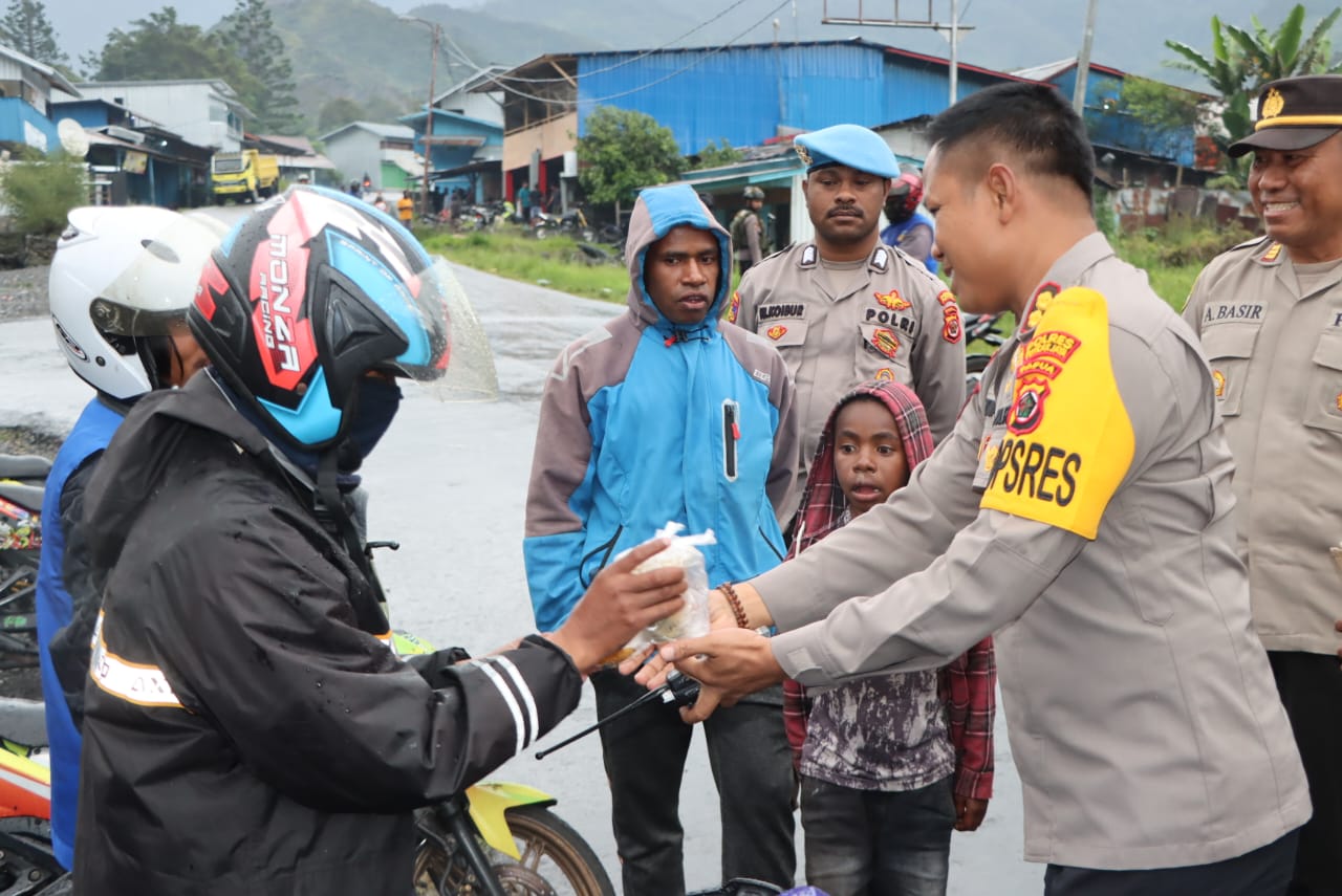 Berkah Ramadhan, Kapolres Puncak Jaya Bersama Personel Bagikan Takjil Berbuka Puasa Kepada Masyarakat Kota Mulia