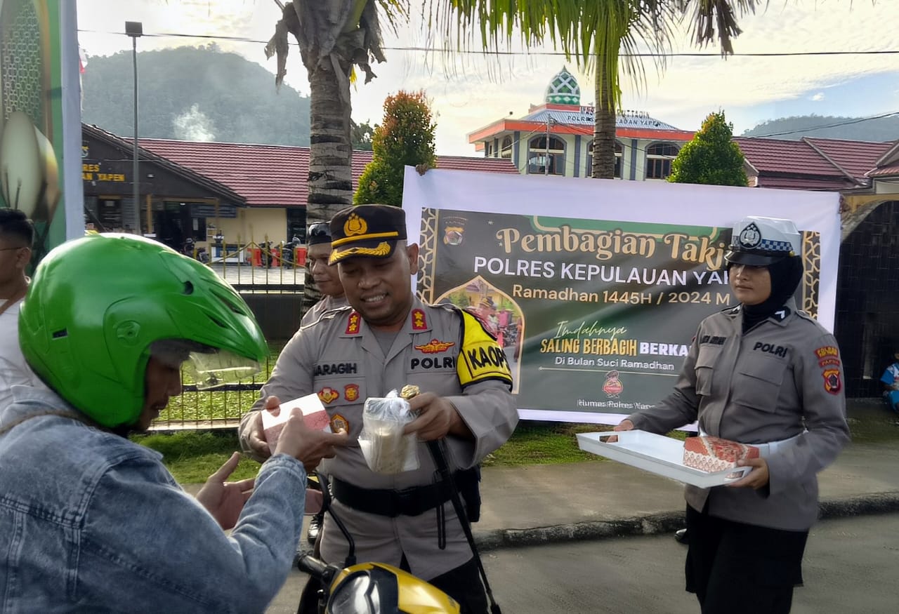 Berbagi Berkah, Polres Kepulauan Yapen Bagikan Ratusan Takjil Gratis Kepada Masyarakat