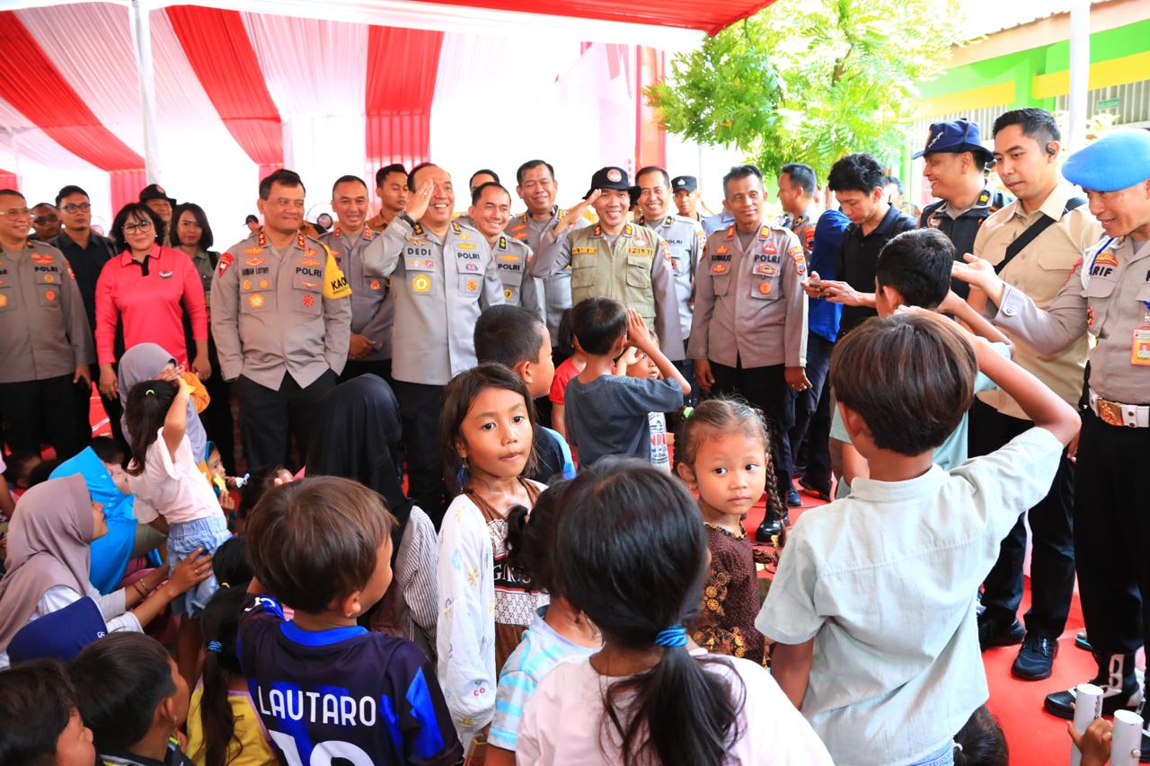 As-SDM Kapolri dan Rombongan Hibur Anak-anak Korban Banjir Demak di Posko Trauma Healing
