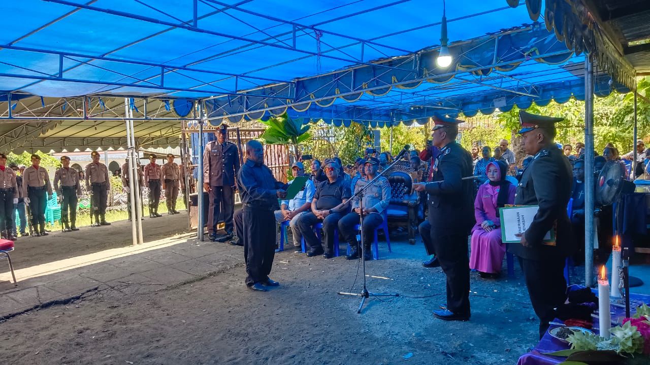 Kapolres Paniai Beri Penghormatan Akhir untuk Almarhum Briptu Anumerta Arnaldobert Fhin J.V. Yawan