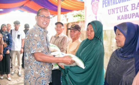 Secara Simbolis, Bupati Tapteng Serahkan 360,89 Ton Beras Kepada Warga Tapteng