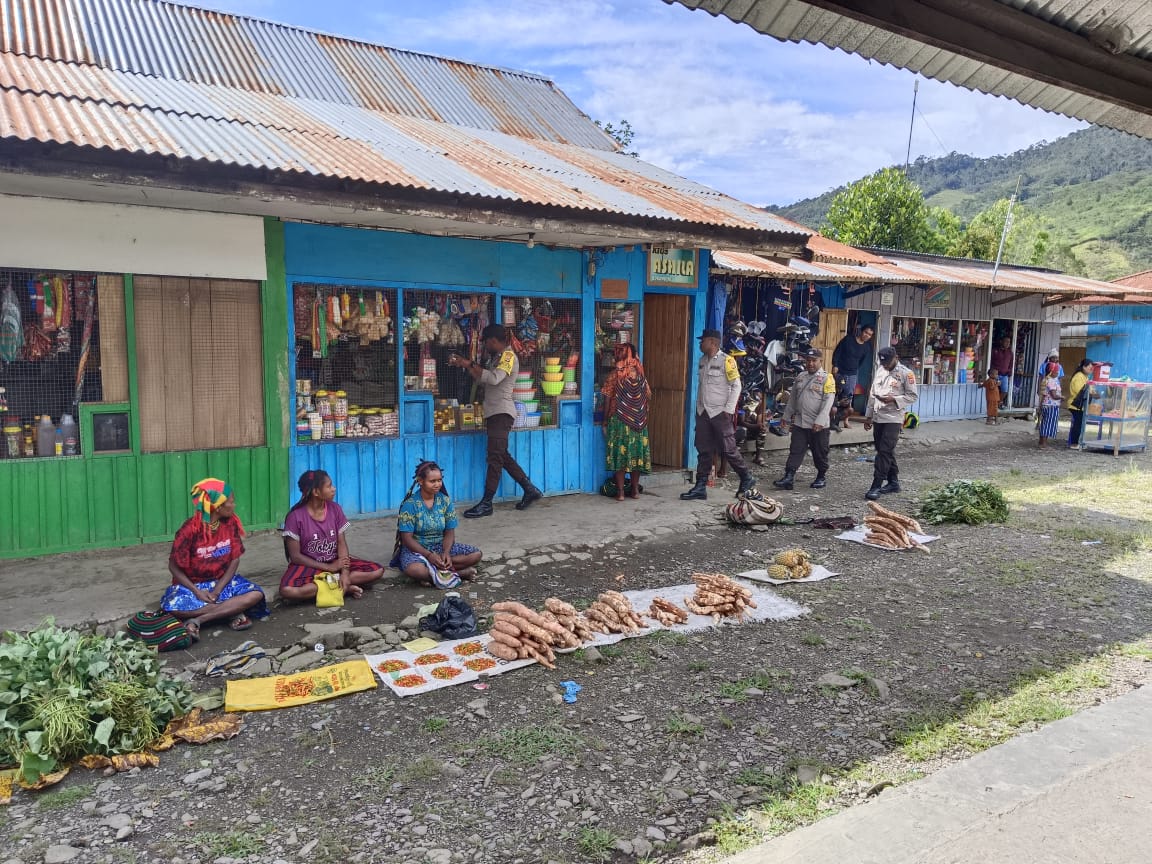 Jamin Situasi Kamtibmas di Bulan Suci Ramadhan, Polsek Bokondini Laksanakan Patroli