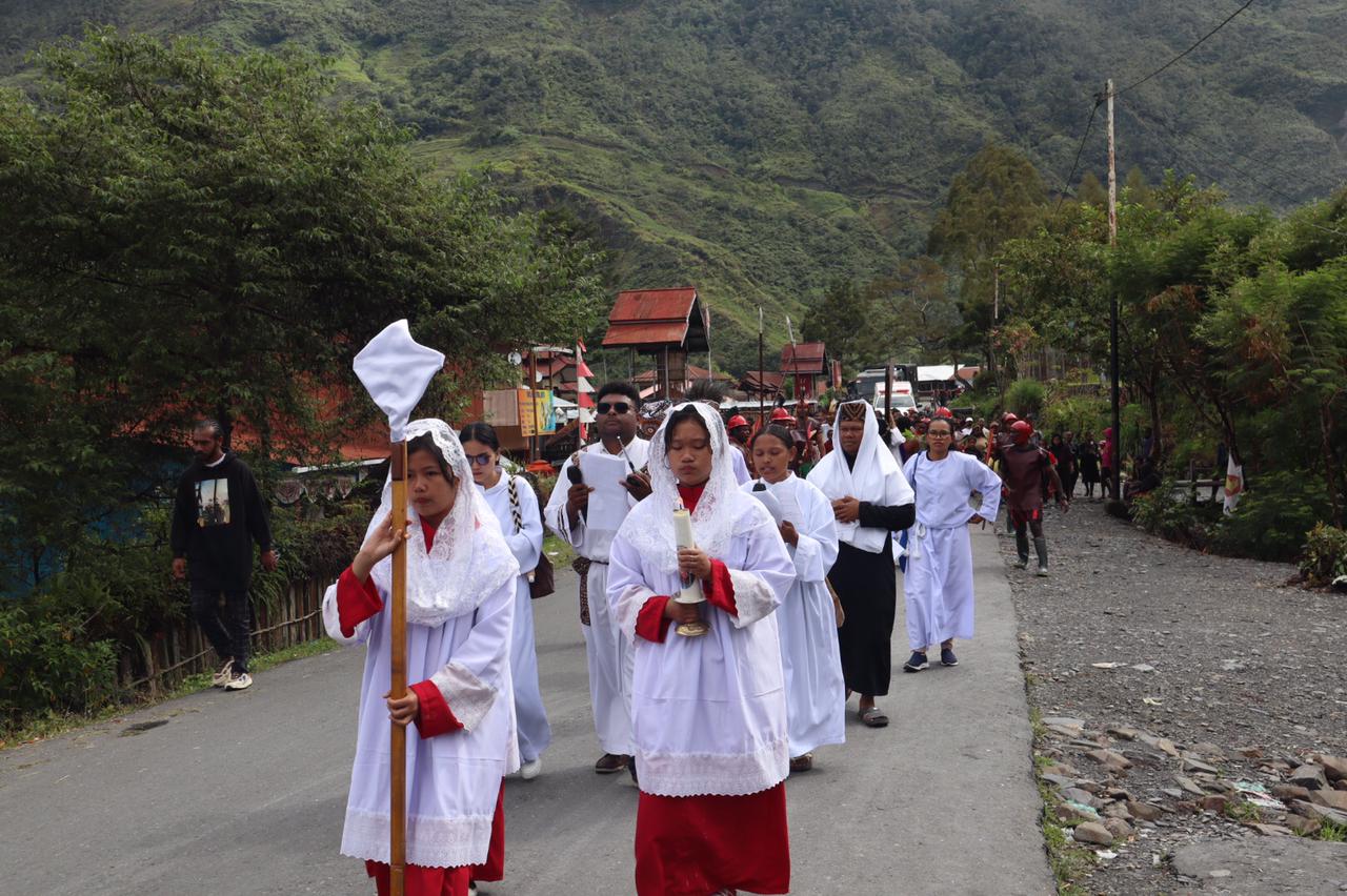 Polres Puncak Jaya Amankan Jalannya Pelaksanaan Ibadah Jum’at Agung di Gereja Katholik St. Petrus Mulia