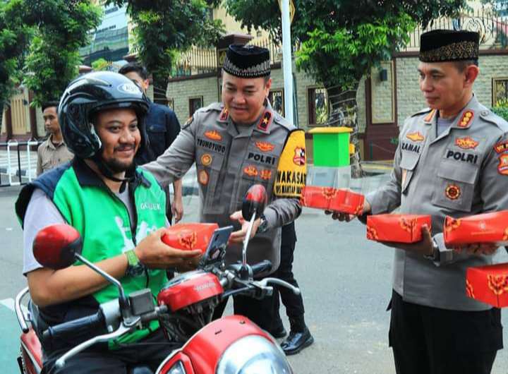 Divhumas Polri dan Awak Media Berbagi Takjil Untuk Masyarakat
