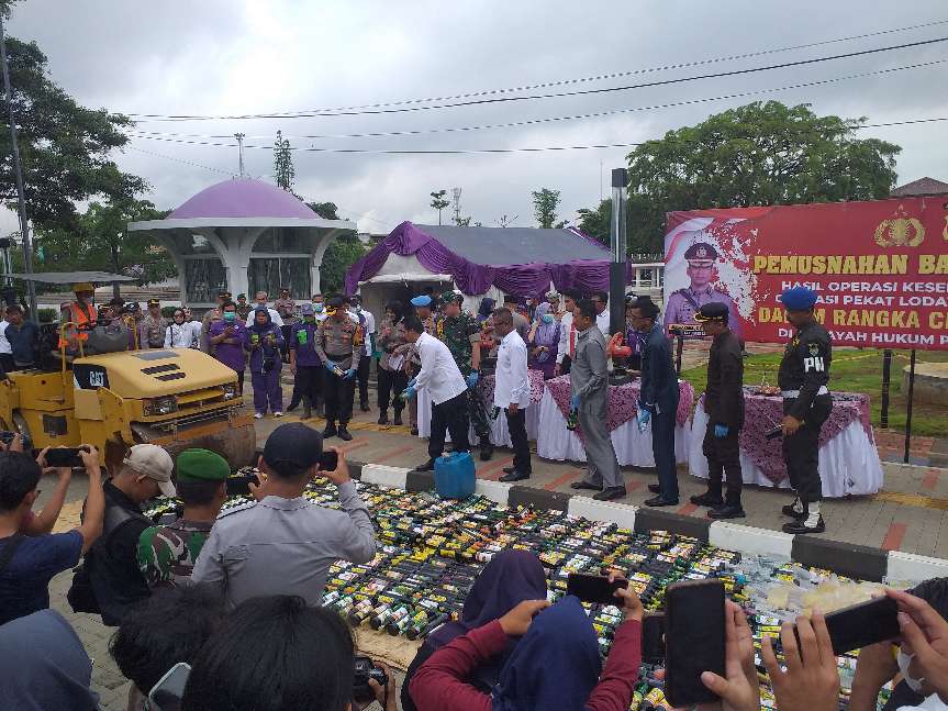 Polres Ciamis Musnahkan Ribuan Botol Miras Dalam Oprasi Lodaya Ketupat 2024