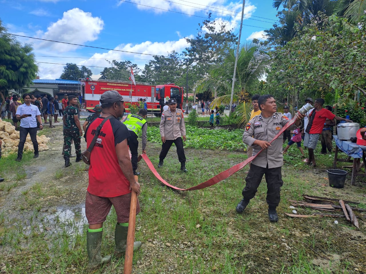Respon Cepat Polres Keerom Datangi TKP Kebakaran di Rumah Warga
