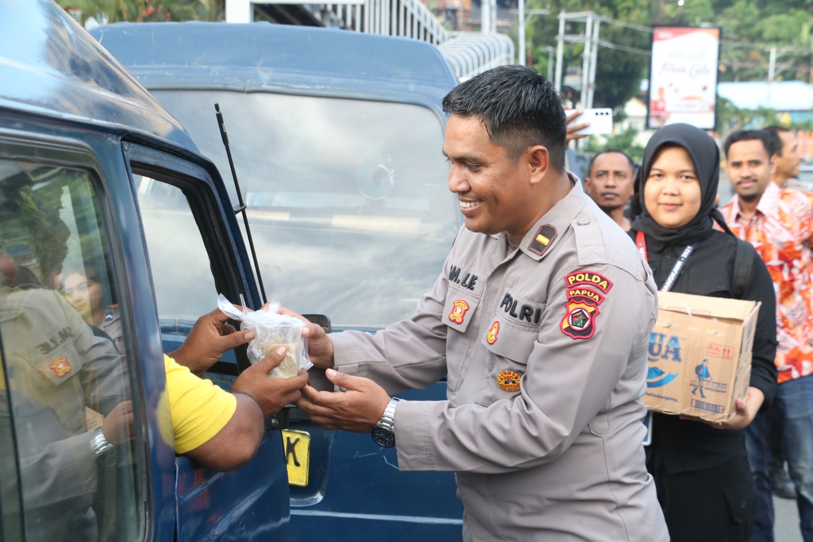 Semarak Ramadhan, Duta Humas Polda Papua dan Insan Pers Berbagi Takjil Menjelang Berbuka Puasa