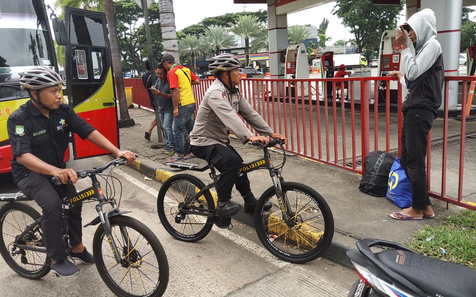 Amankan Mudik 2024 di Rest Area Tangerang, Polisi Gelar Patroli Sepeda