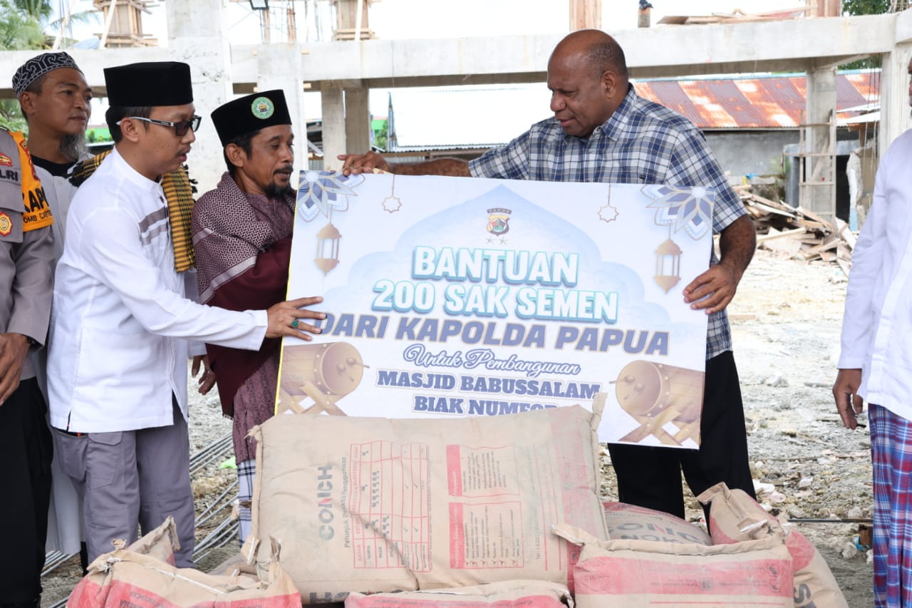 Bantuan 200 Sak Semen, Wujud Kepedulian Kapolda Papua terhadap Sarana Ibadah