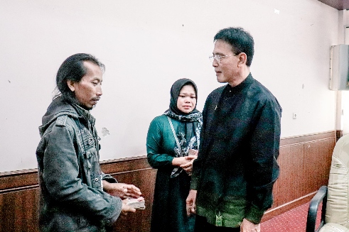 Serahkan Bantuan Rutilahu, Penerima Manfaat : Terimakasih Pak Bupati