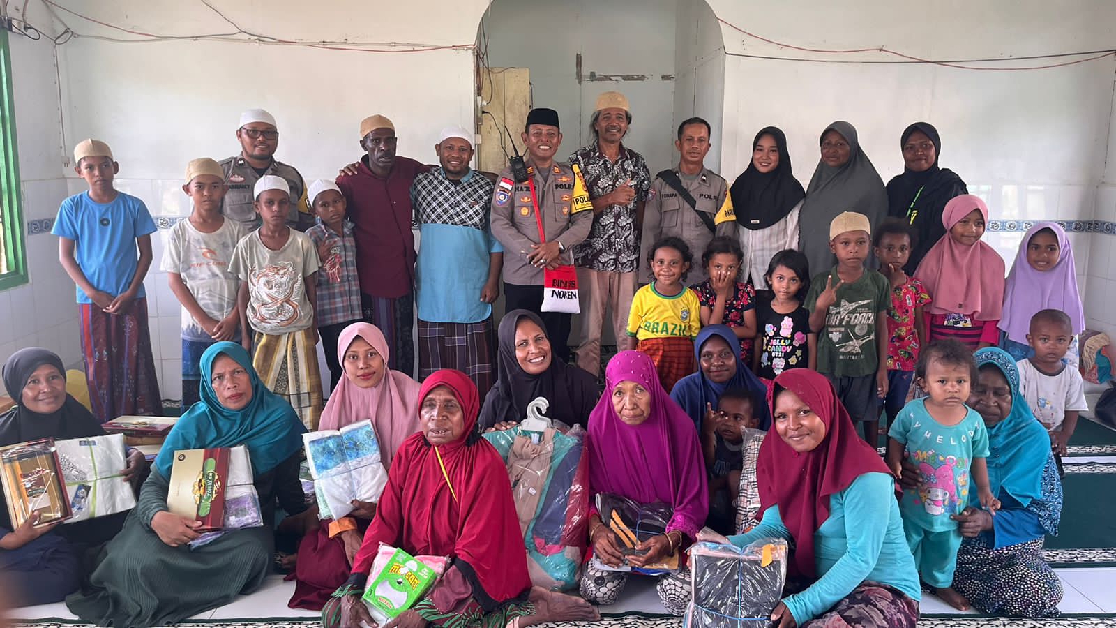 Kasat Binmas Polres Merauke Berikan Bingkisan Ramadhan untuk Anak-Anak Muslim Papua Selatan