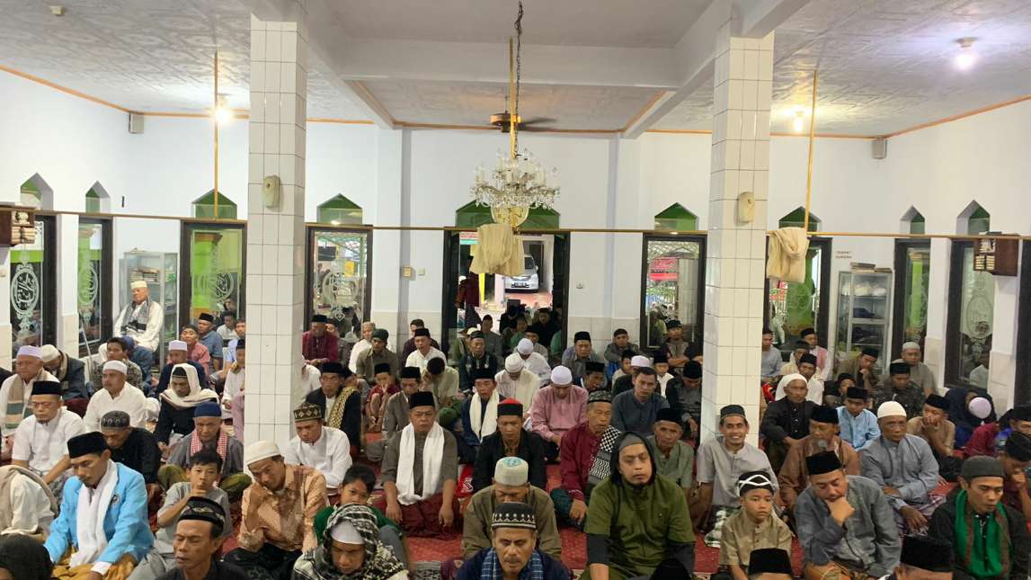 Pelaksanaan Shalat Idul Fitri 1445 H di Masjid Jami AT-Takwa Sindang Hurip Berjalan Khidmat
