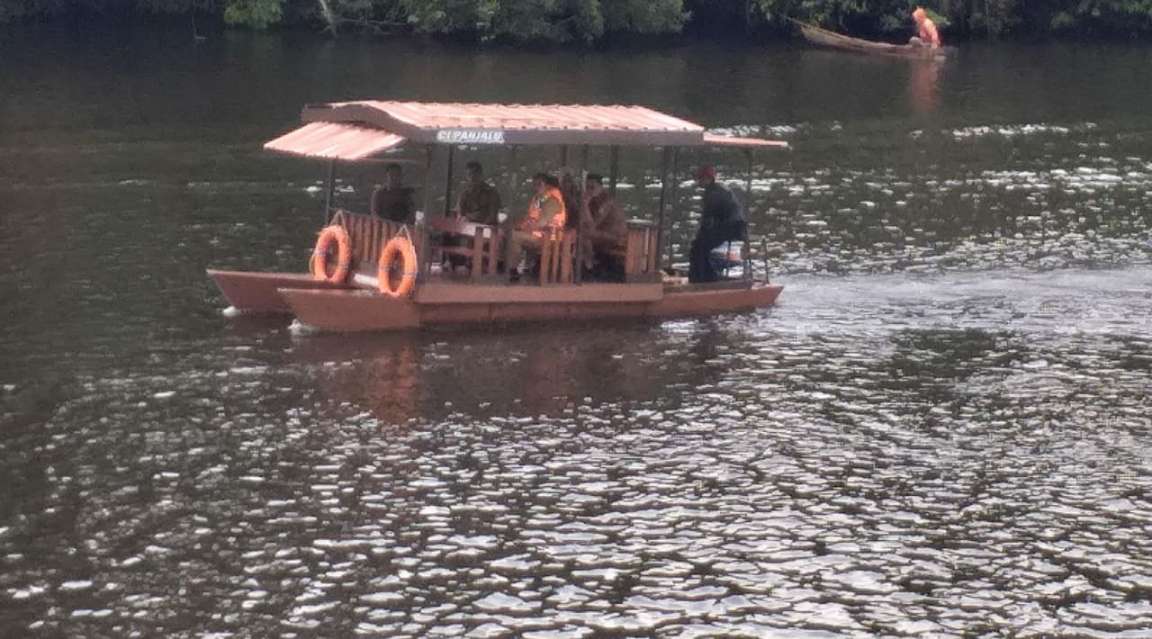 Momen P,j Bupati Ciamis Naik Perahu Saat Kunker Ke Situ Lengkong Panjalu
